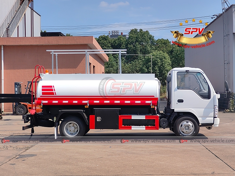 4,000 Litres ISUZU Fuel Carring Truck - Right Side View